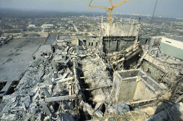 Разрушенный четвертый реактор с крыши третьего энергоблока 