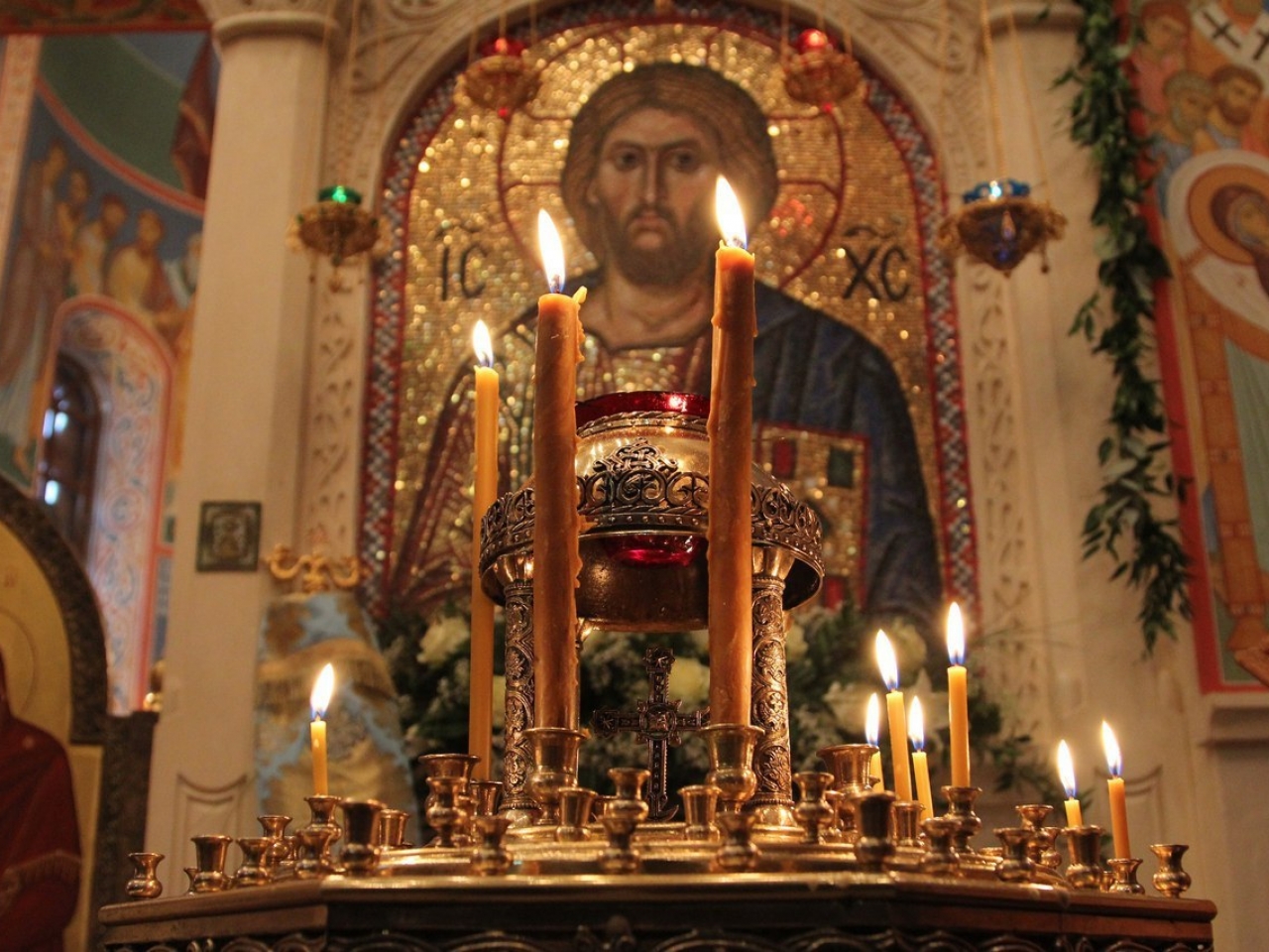 Человек церкви читать. Православный храм. Иконы в православном храме. Православные молятся. Иконы Спасителя в церкви.
