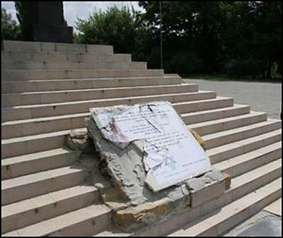 Мемориальная плита со следами вандализма (2006)