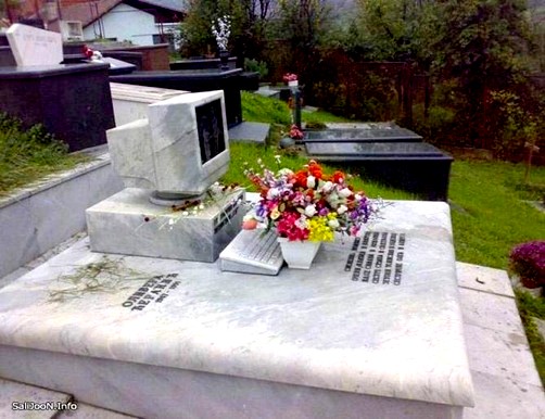 Надгробие преданному компьютерщику (изображение заимствовано с Интернета)
