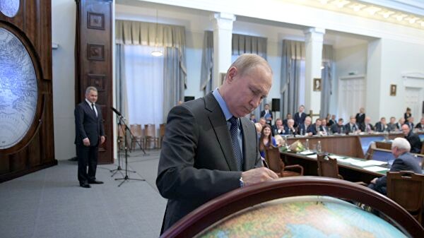 Путин оставил автограф на глобусе русского первенства