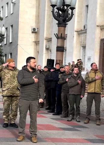 Владимир Зеленский на официальной церемонии поднятия флага Украины в освобождённом Херсоне