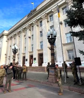 Владимир Зеленский на официальной церемонии поднятия флага Украины в освобождённом Херсоне 