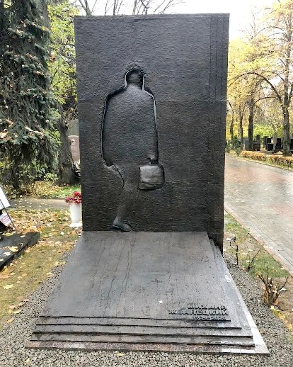 Памятник на могиле М.М. Жванецкого на Новодевичьем кладбище в Москве (instagram.com/pavelkassinskiy_reality)