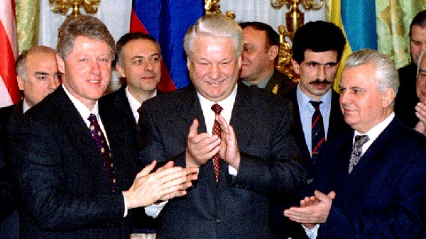 Билл Клинтон, Борис Ельцин и Леонид Кравчук в Будапеште, 1994 (russian.rt.com)