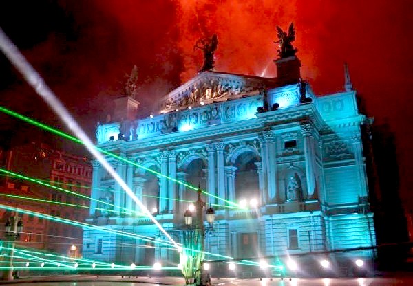 Оперный театр в дни празднования 750-летия Львова: лазерное шоу