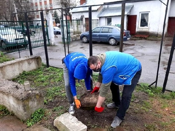 Еврейские надгробия из дендропарка Ботанического сада Лесотехнического университета