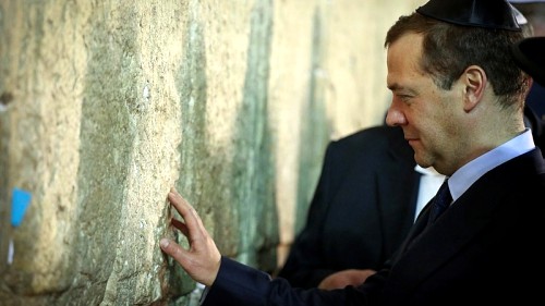 Медведев у Западной стены(censoru.net):